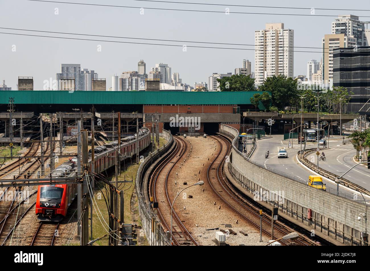 Vista sul lato ovest della stazione di Palmeiras-barra Funda con vista parziale dei binari del treno e del viale Mario de Andrade sotto il cielo azzurro e soleggiato. Foto Stock