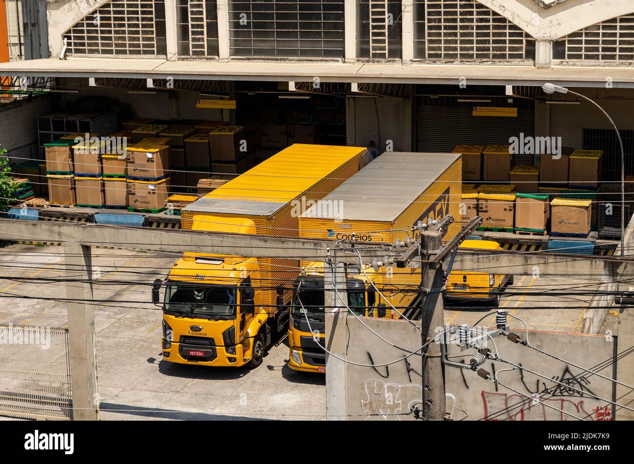 Camion di consegna gialli SEDEX parcheggiati dietro il centro di consegna pacchi Correios in attesa di carico presso il vano di carico nel distretto di Agua Branca. Foto Stock
