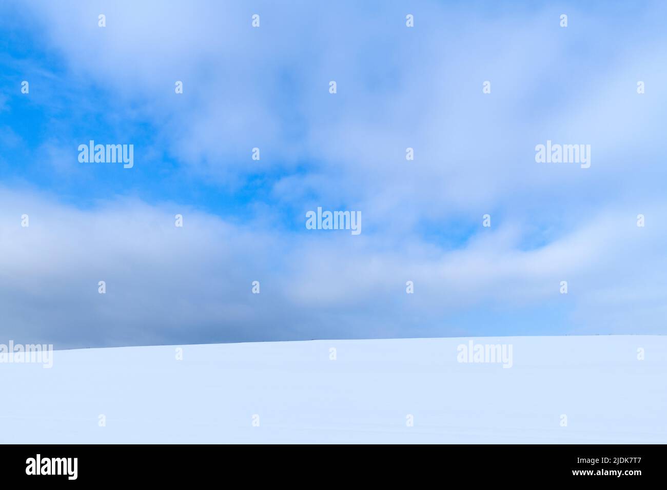Immagine minima di neve e cielo in inverno, Hokkaido, Giappone Foto Stock