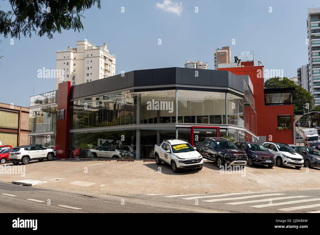 Facciata di un concessionario di auto FIAT Amazonas con alcune auto in vendita all'angolo di Iperoig strada con Sumare Avenue sotto il cielo azzurro chiaro e soleggiato. Foto Stock