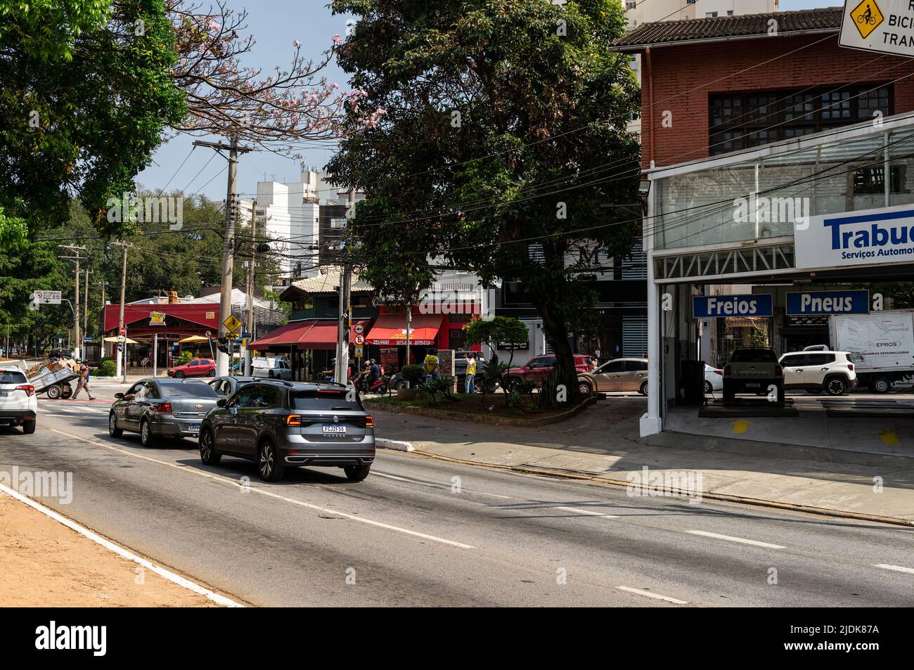 Piccole aziende locali che si trovano in Sumare Avenue in un normale giorno d'affari, nelle vicinanze di Joao Ramalho e Campevas Street, sotto il cielo azzurro e soleggiato. Foto Stock