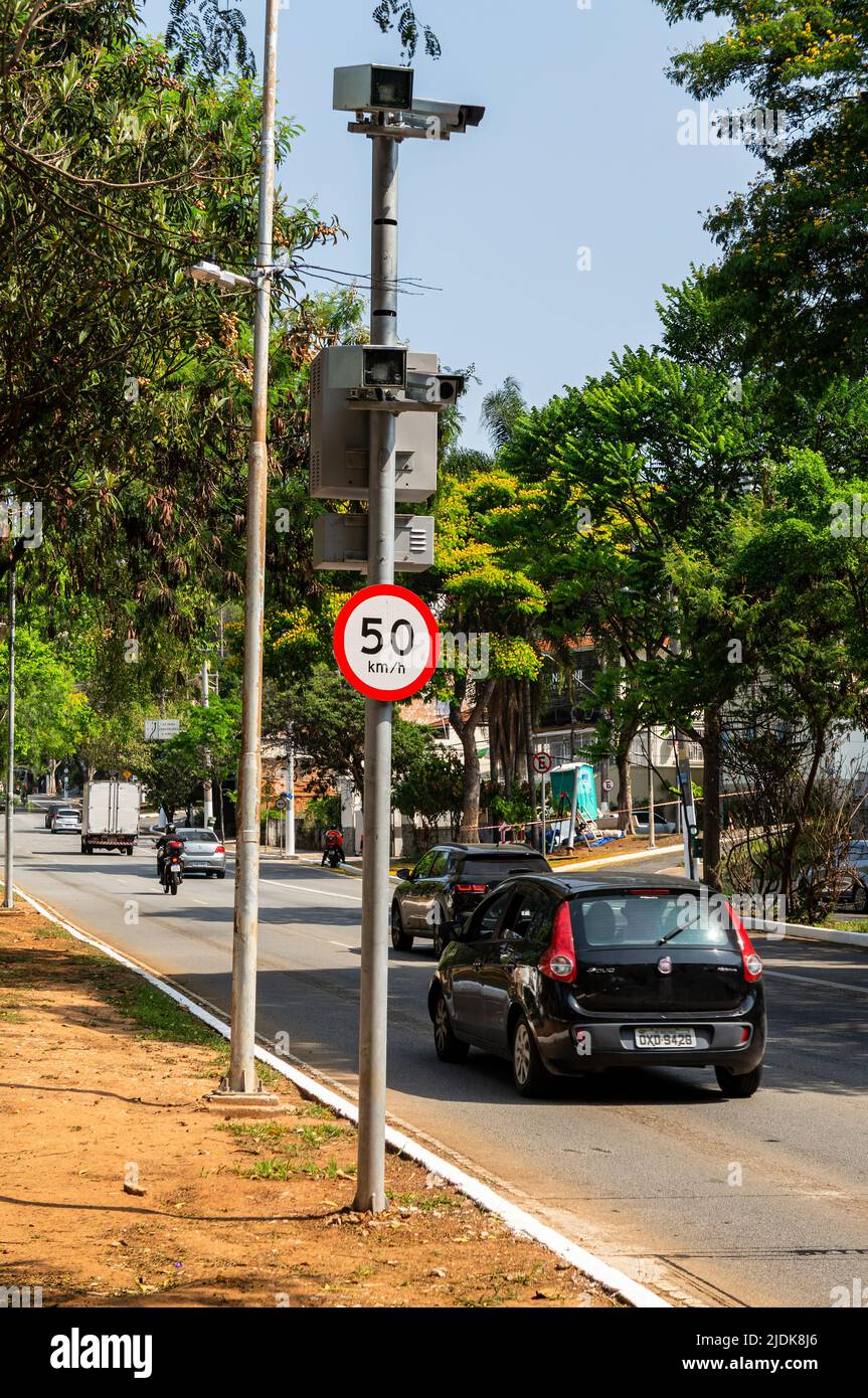 Un radar a trappola di velocità con un segnale di regolazione del limite di velocità di 50 km proprio sotto controllo della velocità di passaggio del traffico in viale Paulo VI in un giorno normale. Foto Stock