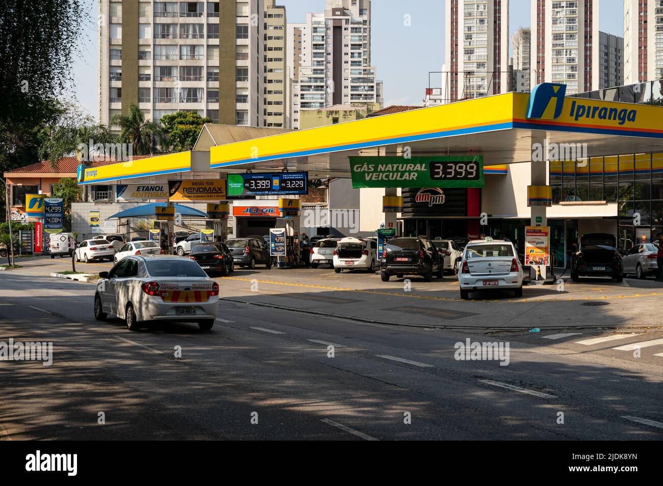 Un sacco di auto in attesa di rifornire i suoi serbatoi prima di aumentare i prezzi del carburante in una stazione di benzina Ipiranga situata a Sumare Avenue nel distretto di Perdizes. Foto Stock