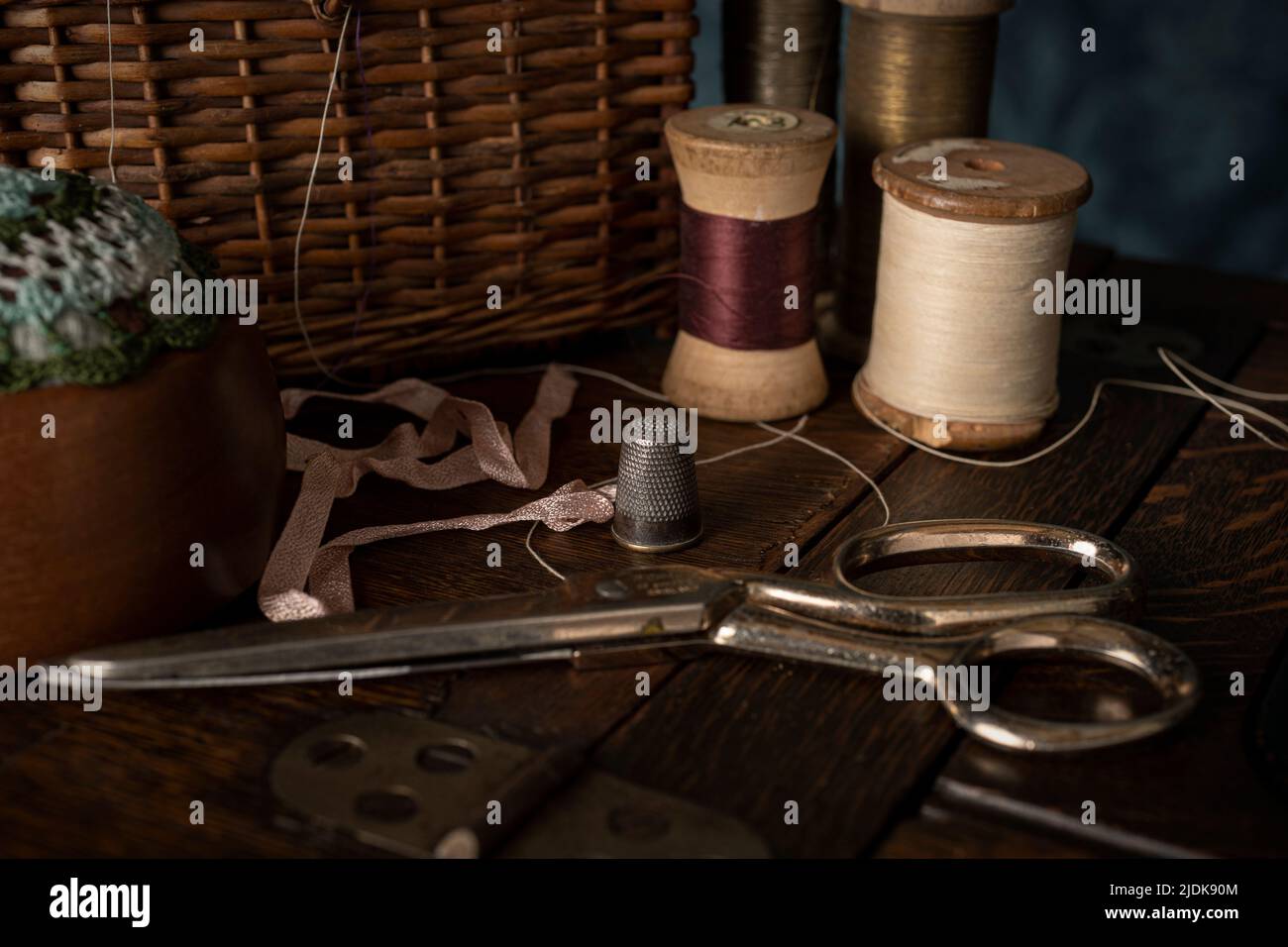 Una selezione di strumenti e attrezzature per cucire d'epoca Foto Stock