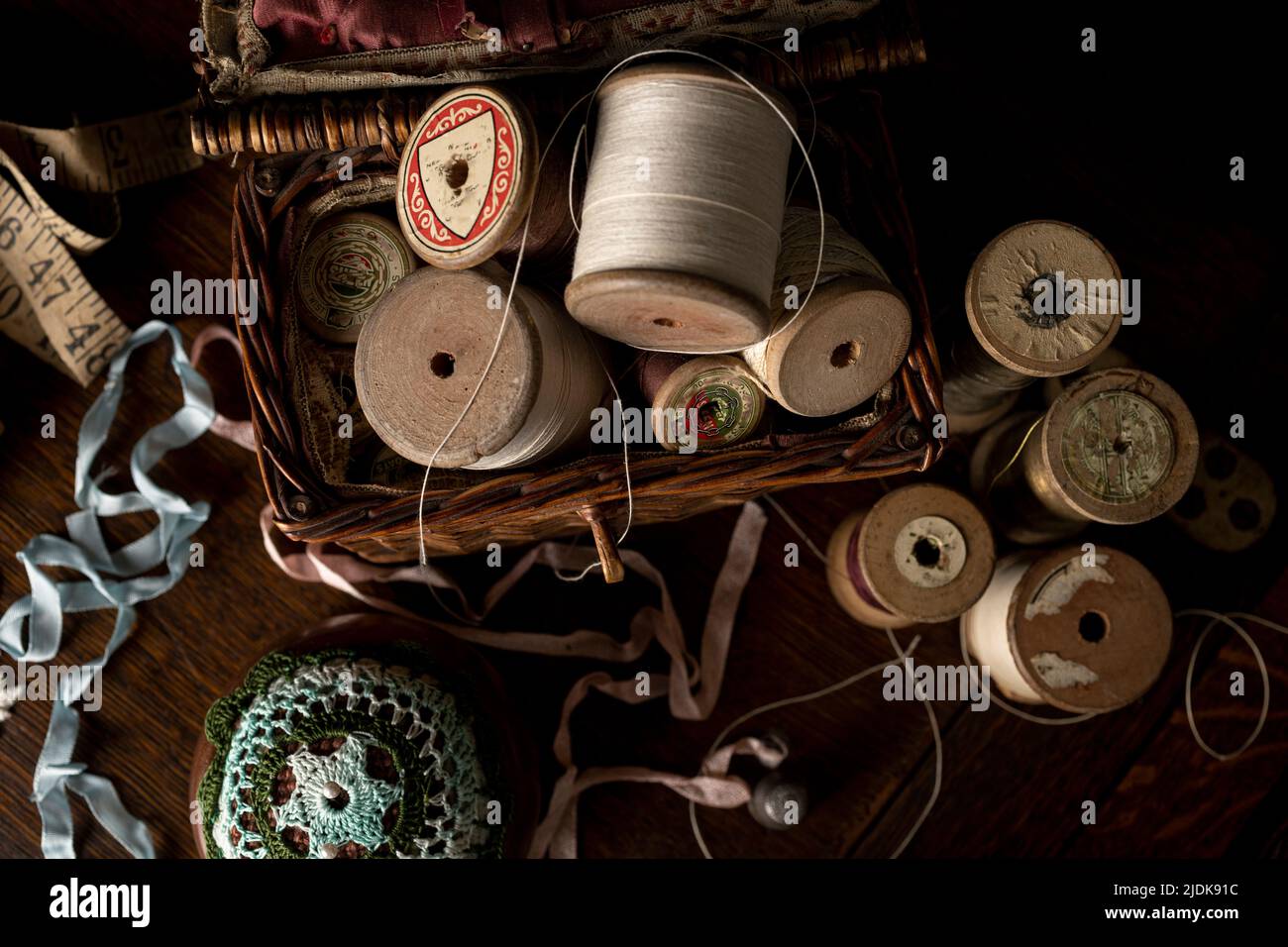 Una selezione di strumenti e attrezzature per cucire d'epoca Foto Stock