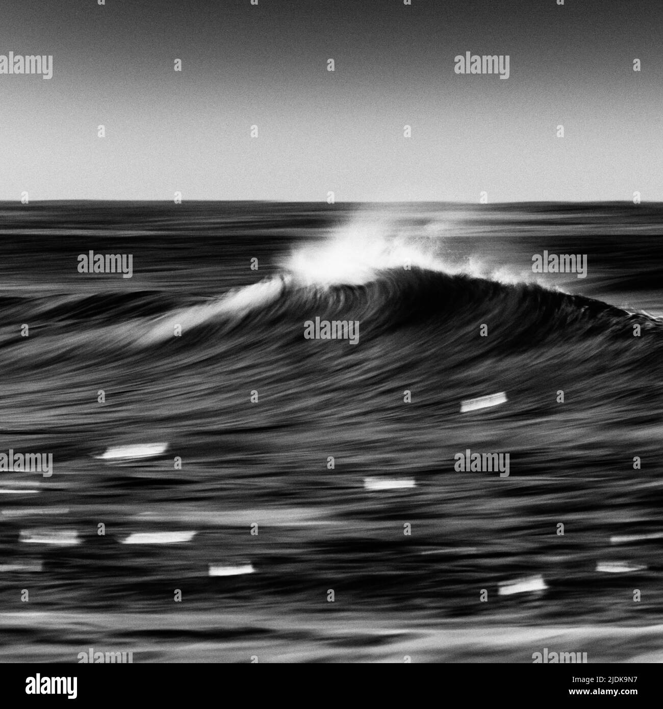 Lunga esposizione di gabbiani su un'onda di mare dalla spiaggia del Parco Nazionale di Abashiri, Hokkaido, Giappone Foto Stock