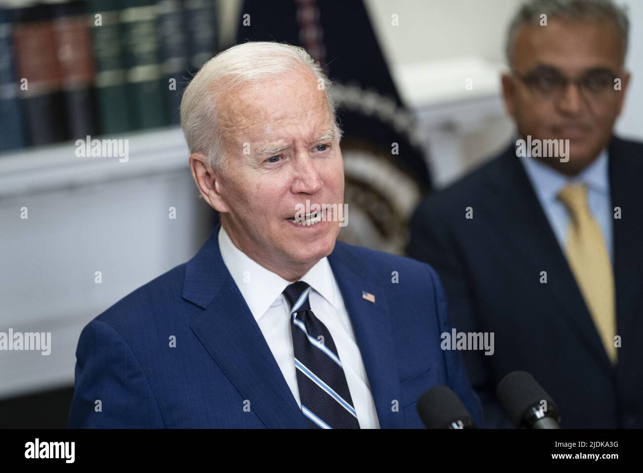 Washington, Stati Uniti. 21st giugno 2022. Il presidente DEGLI STATI UNITI Joe Biden parla dei vaccini Covid-19 per i bambini sotto i cinque anni nella Roosevelt Room della Casa Bianca a Washington, DC martedì 21 giugno 2022. I neonati e i bambini piccoli negli Stati Uniti possono ora essere vaccinati contro il Covid-19 dopo che i colpi da moderna e Pfizer hanno ottenuto il sostegno dai consulenti sanitari il sabato. Foto di Sarah Silbiger/UPI Credit: UPI/Alamy Live News Foto Stock