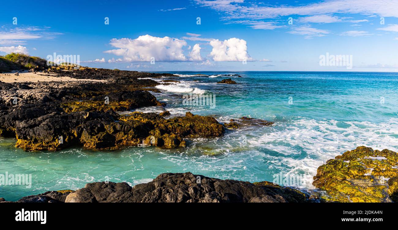 Lava esposta sulla riva di Manini'owali Beach e Kua Bay, Kekaha Kai, state Park, Hawaii Island, Hawaii, USA Foto Stock