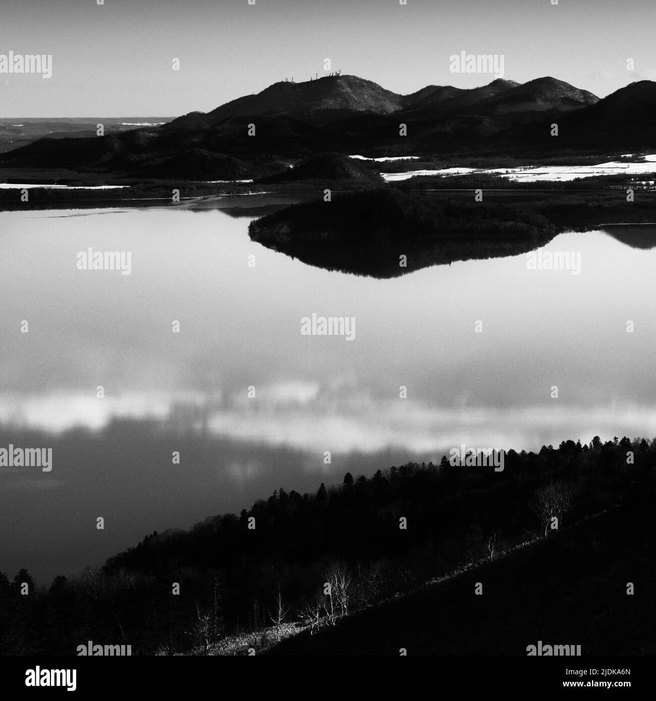 Vista sul lago di Kussharo in inverno dall'osservatorio di Passo Bihoro, Hokkaido, Giappone Foto Stock