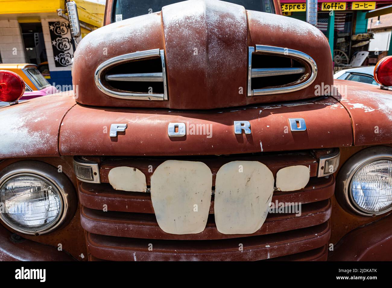 Negozio di articoli da regalo Vintage Ford Tow Truck and Rote 66, Seligman, Arizona, USA Foto Stock