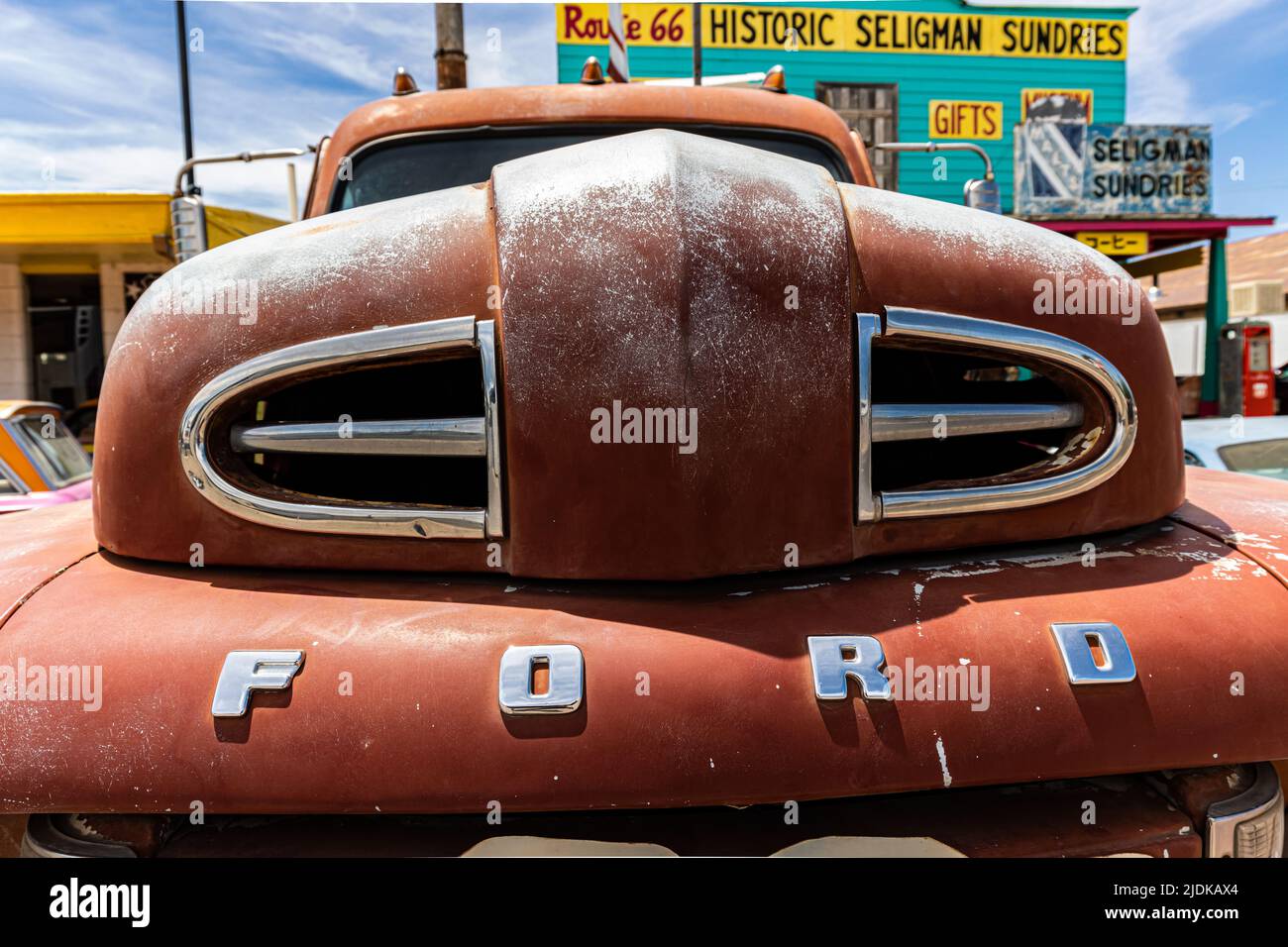 Negozio di articoli da regalo Vintage Ford Tow Truck and Rote 66, Seligman, Arizona, USA Foto Stock