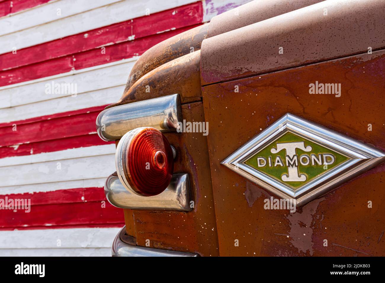 Vintage Diamond T Firebruck e American Flag sulla Route 66 Historic Highway, Seligman, Arizona, Stati Uniti Foto Stock