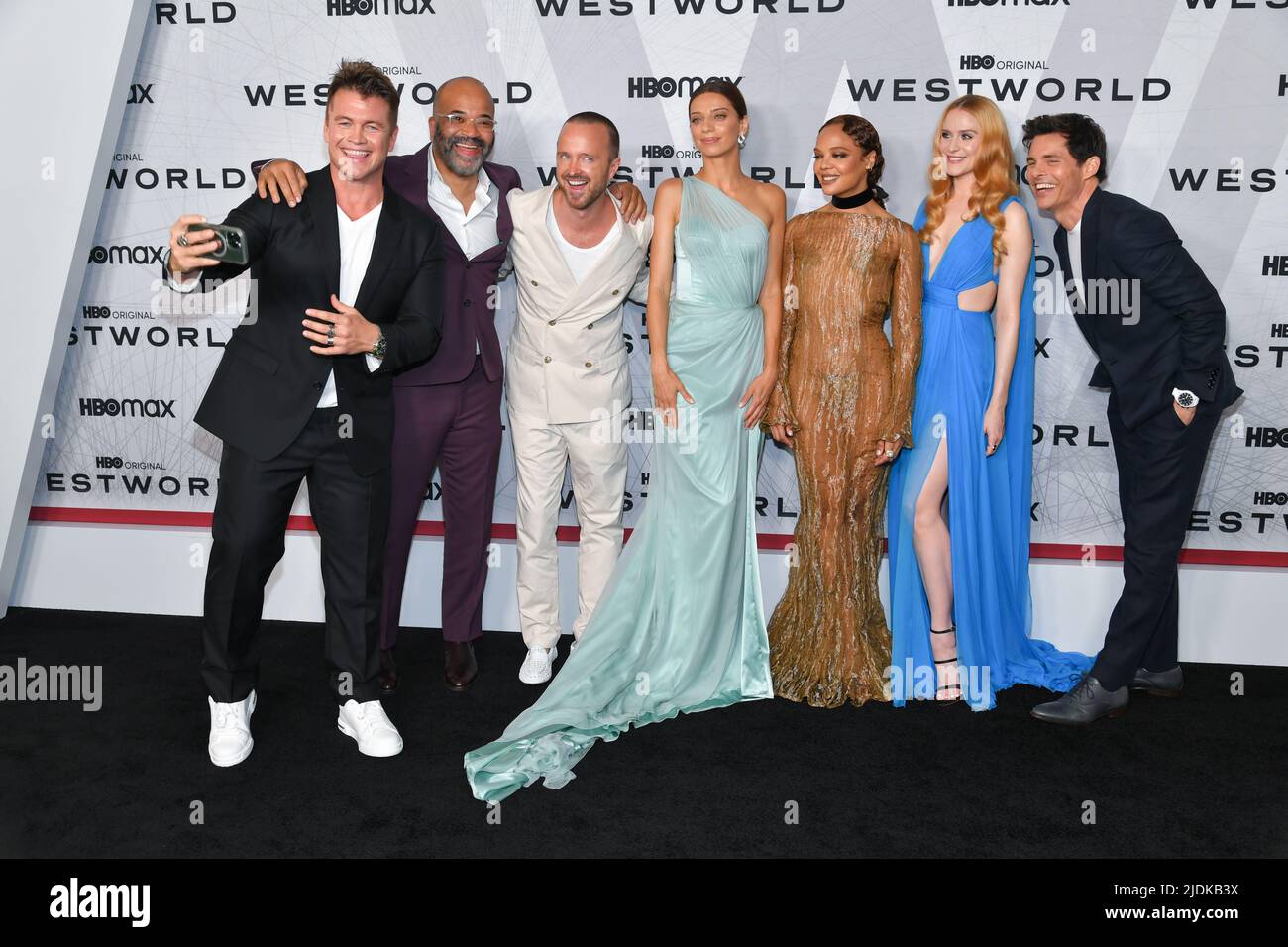 Luke Hemsworth, Jeffrey Wright, Aaron Paul, Angela Sarafyan, Tessa Thompson, Evan Rachel Wood, ed Harris e James Marsden Foto Stock