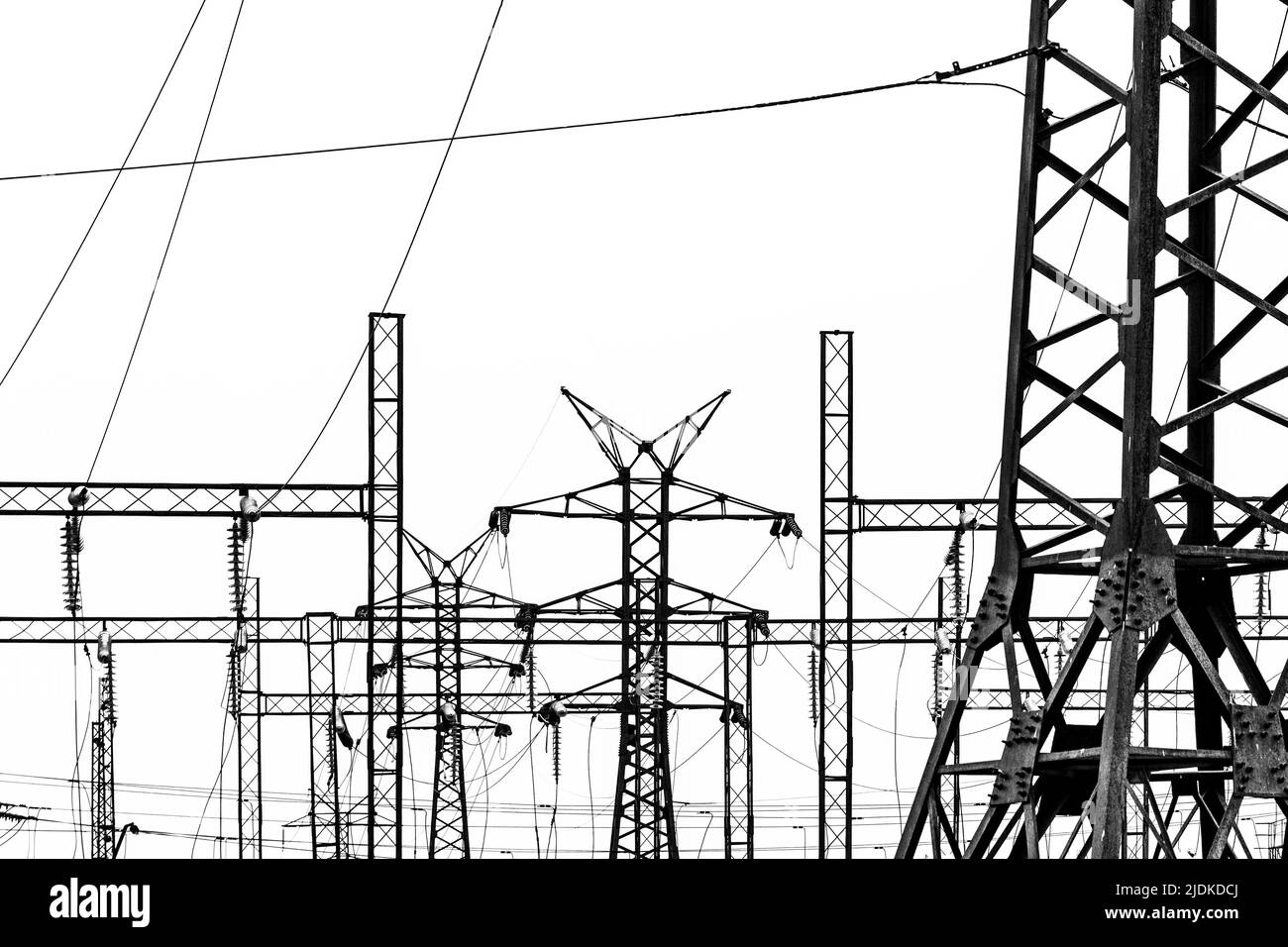 Supporta fili ad alta tensione sotto forma di immagine isolata su sfondo bianco. Foto Stock