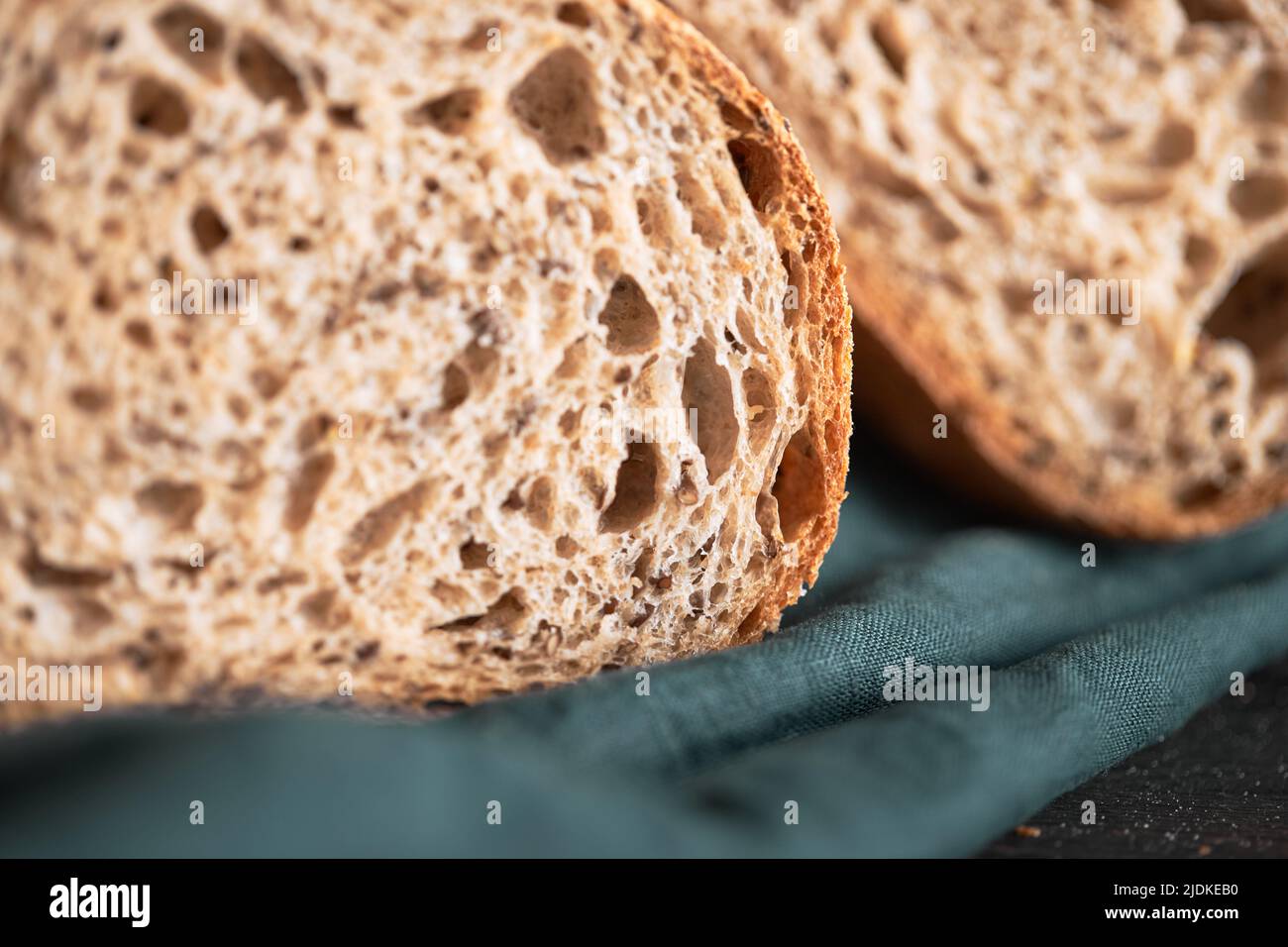 Il processo di produzione del pane di grano a casa. Una fetta di pane fatto in casa. Il concetto di cibo sano fatto in casa. Vista frontale. Foto Stock