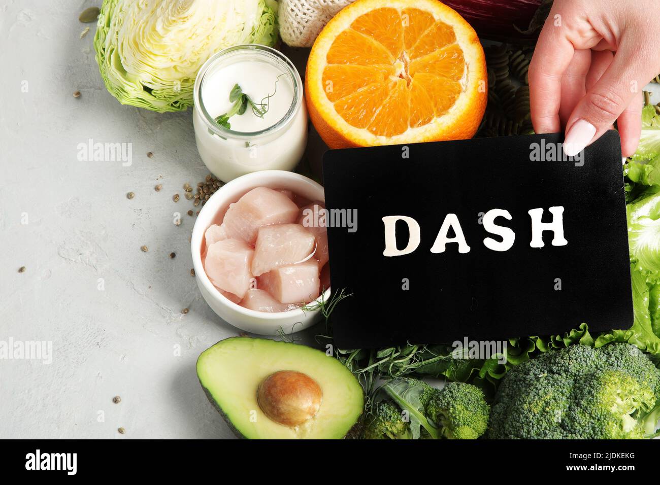 Dash dieta mediterranea flexitarian su sfondo chiaro. Concetto di cibo sano. Disposizione piatta, vista dall'alto, spazio di copia Foto Stock