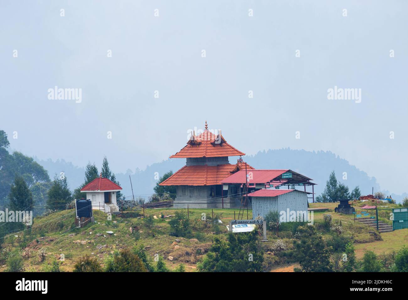 Tempio Mahalakshmi di nuova costruzione in stile Kerala. Costruito su una piccola collina circondata da colline, valli e pianure, Poombarai, Kodaikan Foto Stock