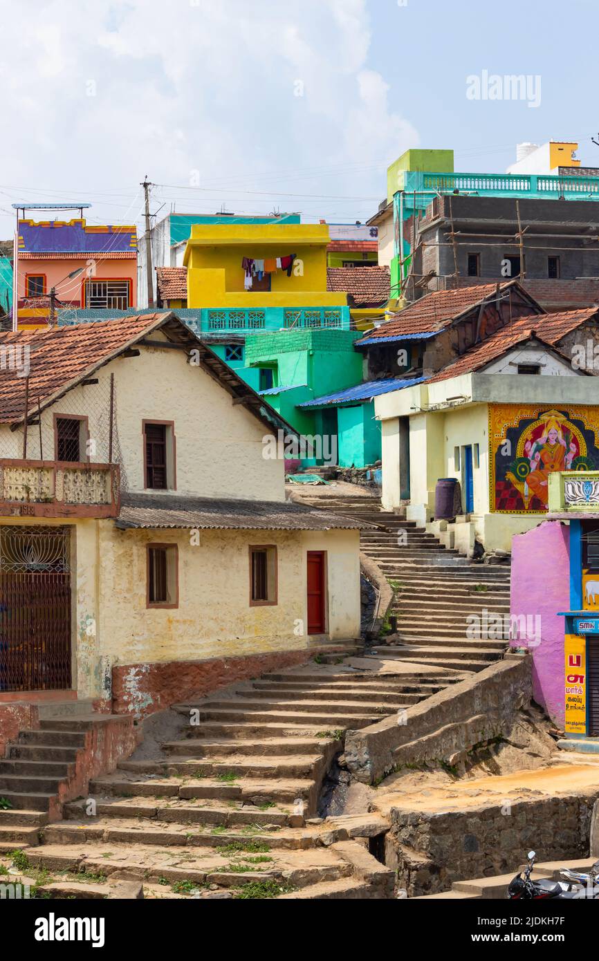 Case colorate del villaggio di Poombarai situato nel cuore delle colline di Palani, Kodaikanal, Tamilnadu, India. Grande attrazione turistica Foto Stock