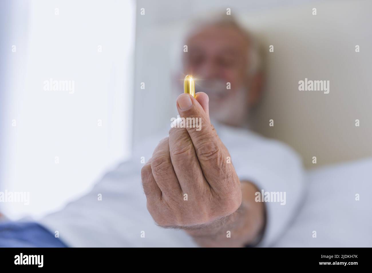 closeup anziano mostrando la pillola vitamina pesce olio gel capsula. cura della salute senior farmaco farmaco farmacia concetto. Foto Stock