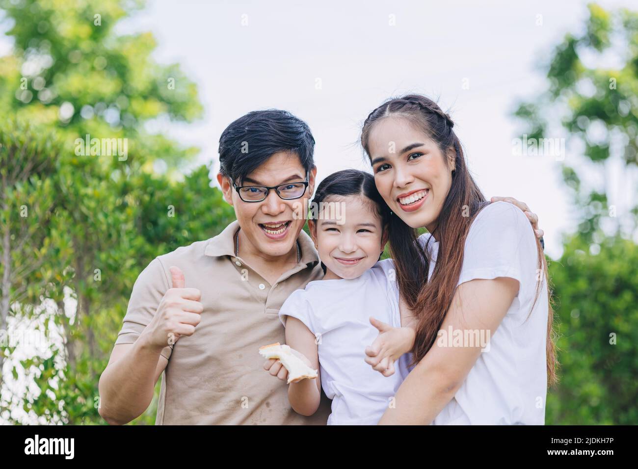 Felice giovane famiglia asiatica che gioca insieme a casa fuori genitori con un bambino stile di vita di svago. Foto Stock
