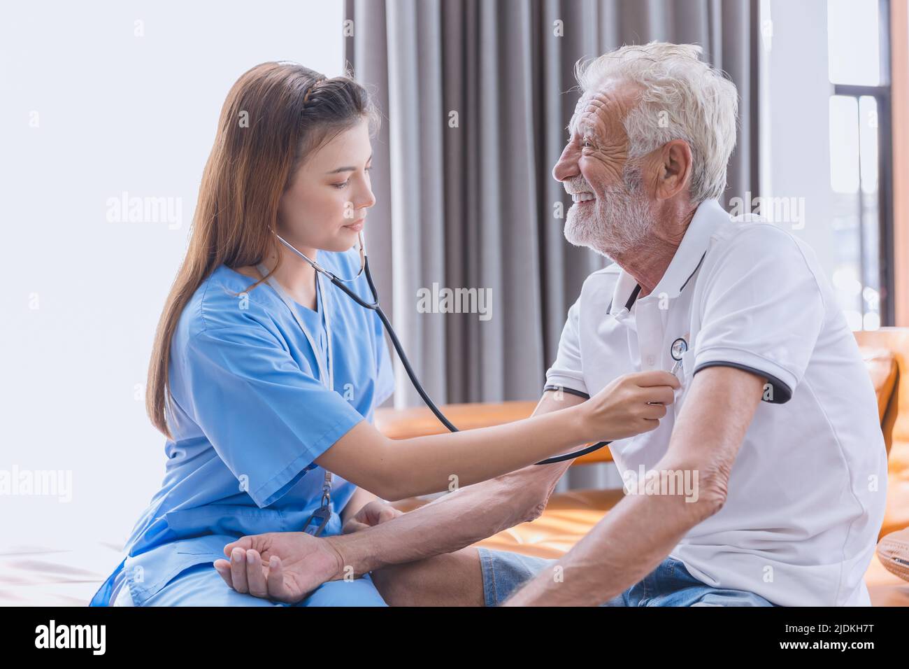 Nurse Medical Team staff Working Support Service Health Care con stetoscopio Senior anziano uomo in Home Care. Foto Stock