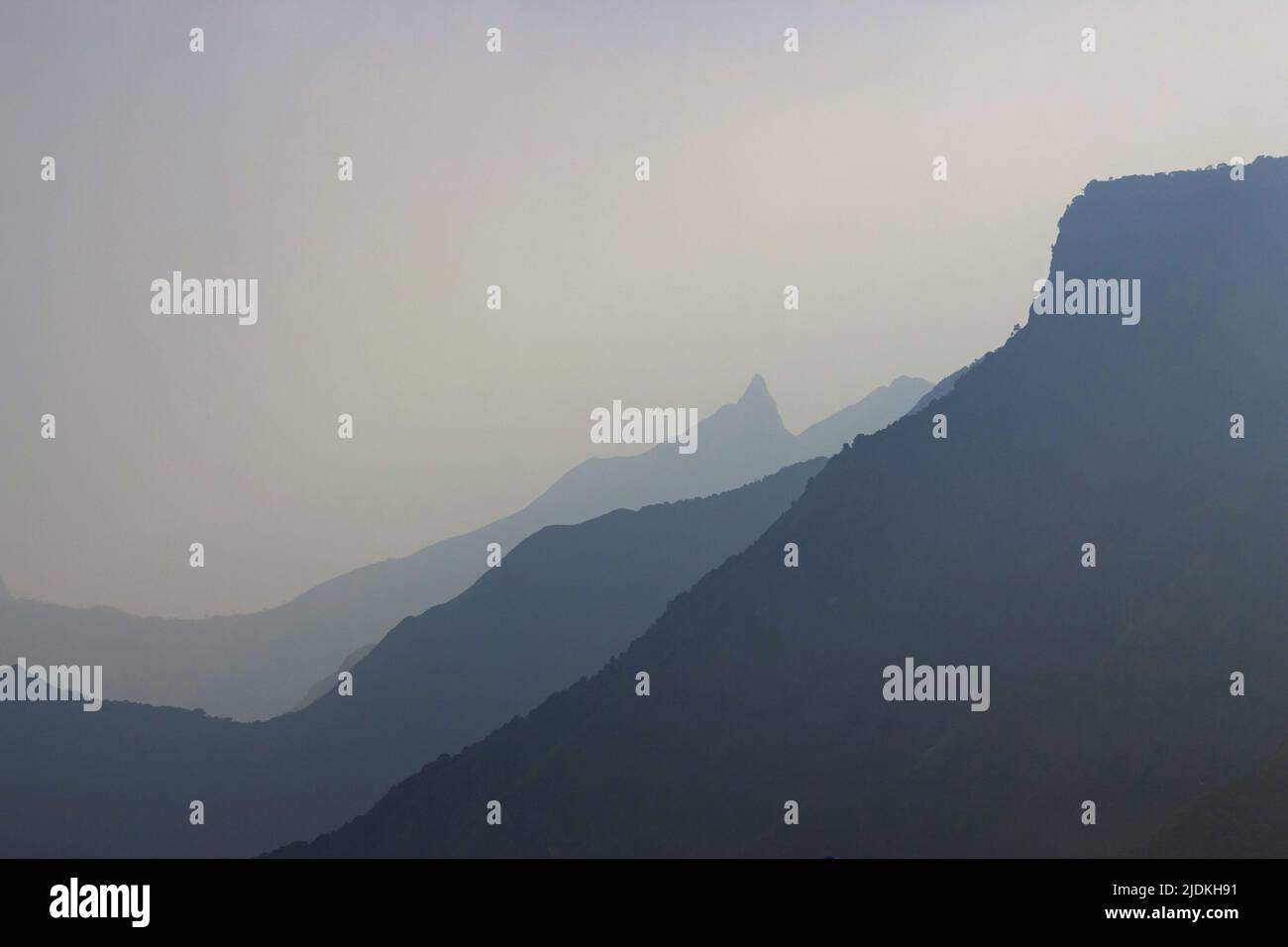 Sfumature di montagne e colline dal punto di vista Silent Valley, Kodaikanal, Tamilnadu, India. Foto Stock