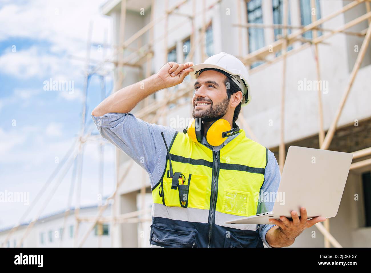 Costruttore di ingegneri. Happy Foreman lavoro in cantiere. Senior worker progetto progettista concetto leader. Foto Stock