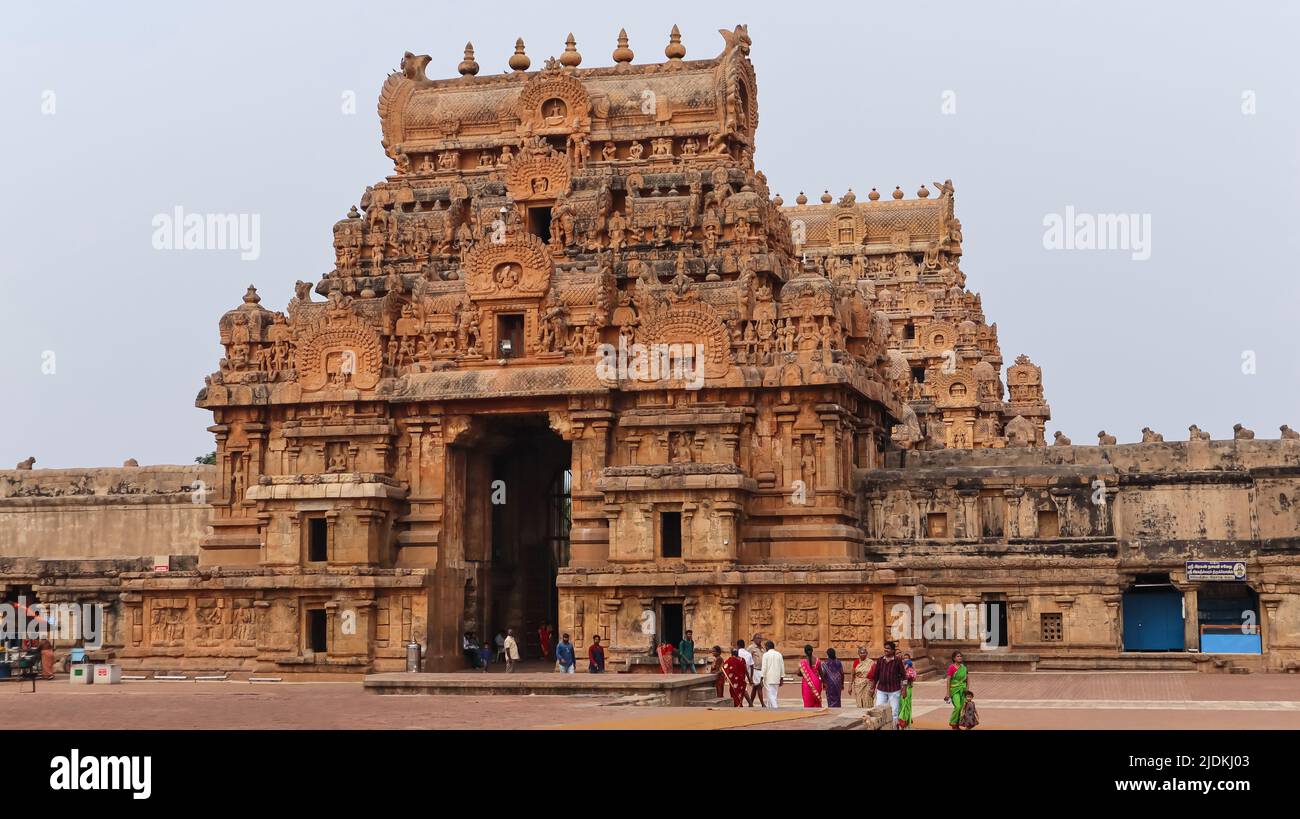 INDIA, TAMILNADU, THANJAVUR, marzo 2022, devotee al Gopuram o porta del tempio di Brihavvara Foto Stock