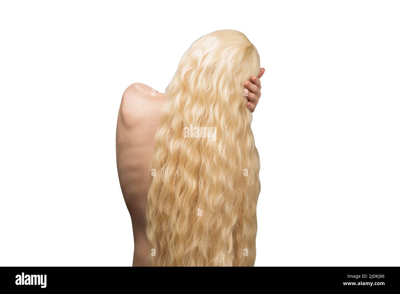 Donna con capelli lunghi biondi e ricci. Donna indietro isolato. Foto Stock