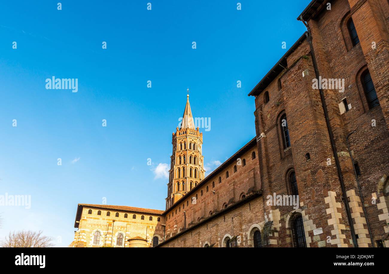 Basilica di Saint Sernin e il suo campanile a Tolosa in Occitanie, Francia Foto Stock