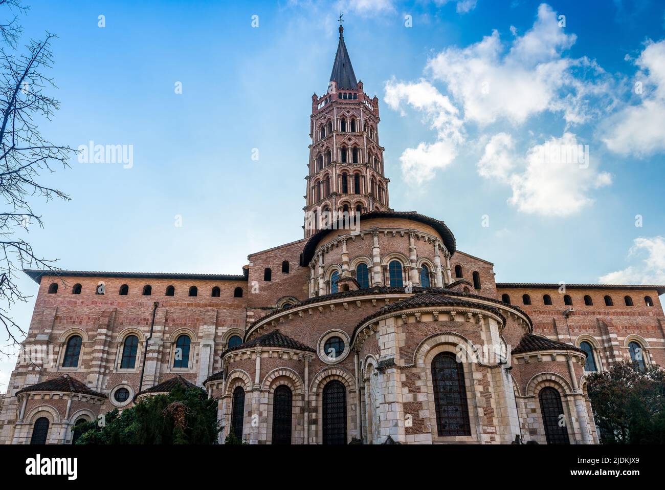 Basilica di Saint Sernin e il suo campanile a Tolosa in Occitanie, Francia Foto Stock