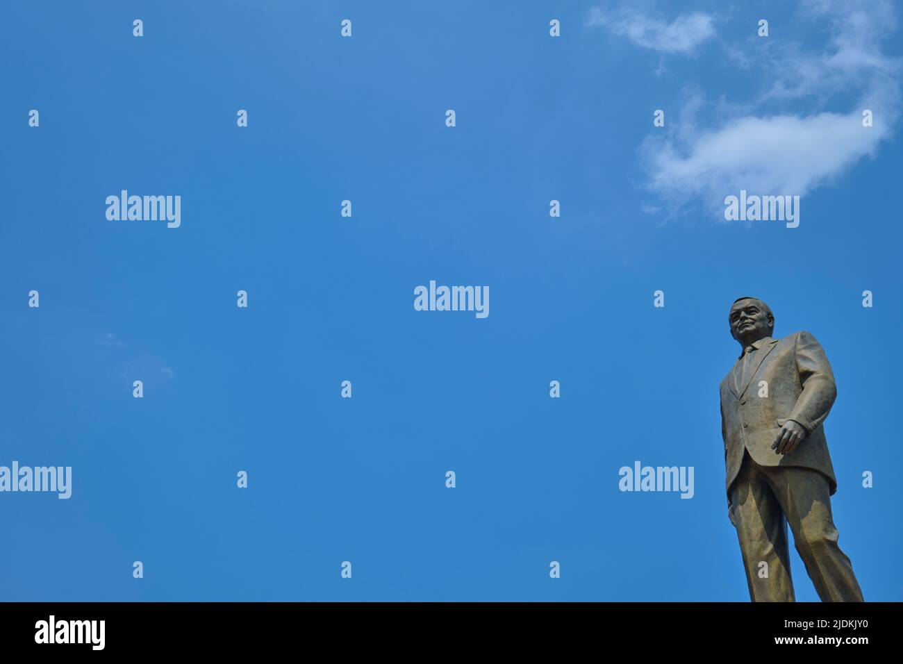 Vista della statua Karimov con sfondo cielo, ottimo per testo, grafica. All'ex presidente Islam Karimov Museum e Casa Bianca a Tashkent, UZB Foto Stock