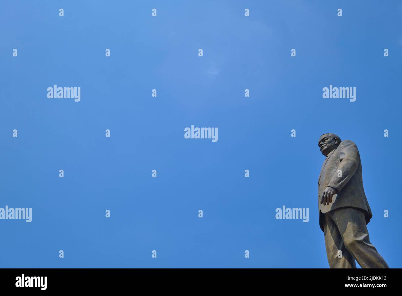 Vista della statua Karimov con sfondo cielo, ottimo per testo, grafica. All'ex presidente Islam Karimov Museum e Casa Bianca a Tashkent, UZB Foto Stock