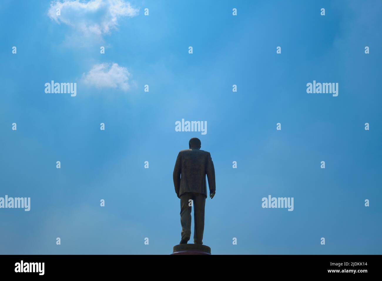 Vista della statua Karimov con sfondo cielo, ottimo per testo, grafica. All'ex presidente Islam Karimov Museum e Casa Bianca a Tashkent, UZB Foto Stock
