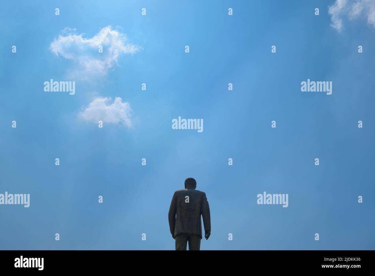 Vista della statua Karimov con sfondo cielo, ottimo per testo, grafica. All'ex presidente Islam Karimov Museum e Casa Bianca a Tashkent, UZB Foto Stock