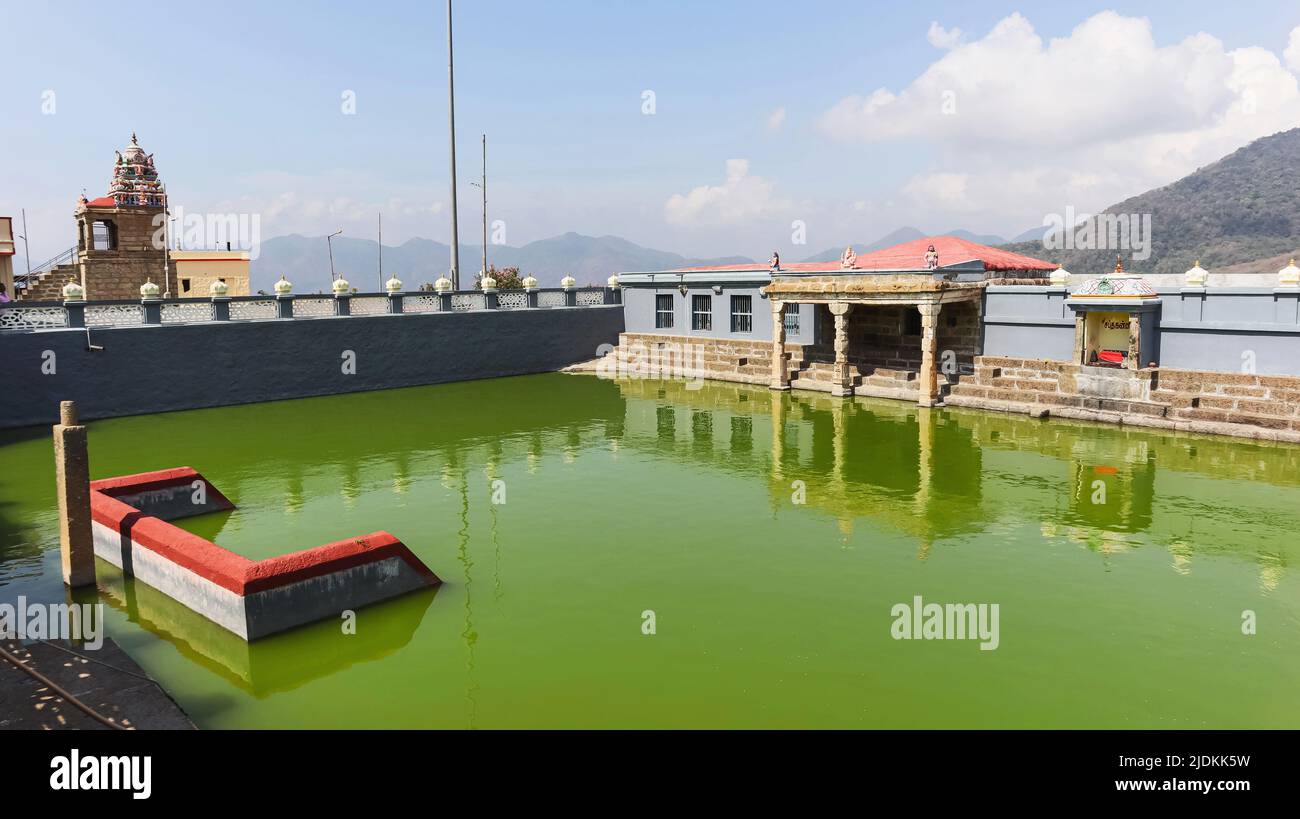 Thirumalai Kumaraswamy Tempio stagno in cima alla collina, Panpoli Village, Tenkasi, Tamilnadu, India. Foto Stock