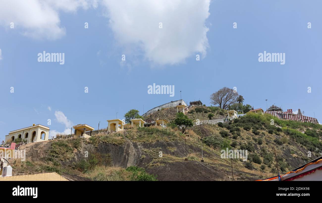Vista della collina e delle scale al Tempio di Murugan, Panpoli Village, Tenkasi, Tamilnadu, India. Foto Stock