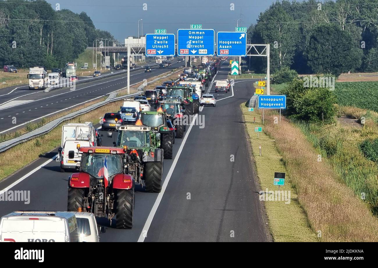 2022-06-22 07:08:17 Hoogeveen - a Hoogeveen in Drenthe, i coltivatori guidano sui loro trattori sul A37 verso il Gelderse Stroe. Ciò causa la congestione del traffico ANP/Hollandse Hooogte/Persbureau Meter paesi bassi out - belgio out Foto Stock