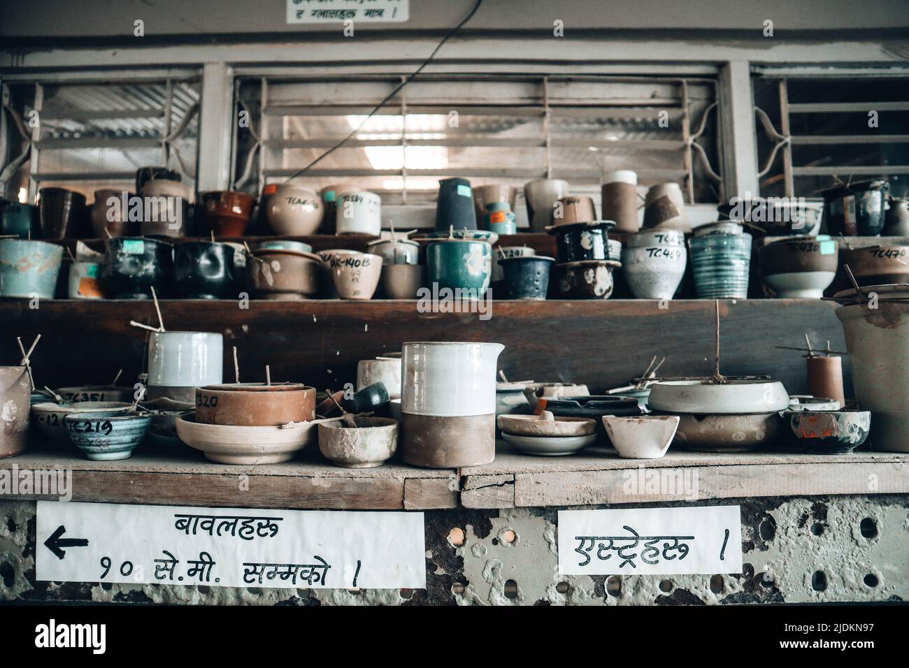 Visita alla Ceramica Thimi di Bhaktapur, esempi di tutti i progetti realizzati con bastoncini di misurazione Foto Stock