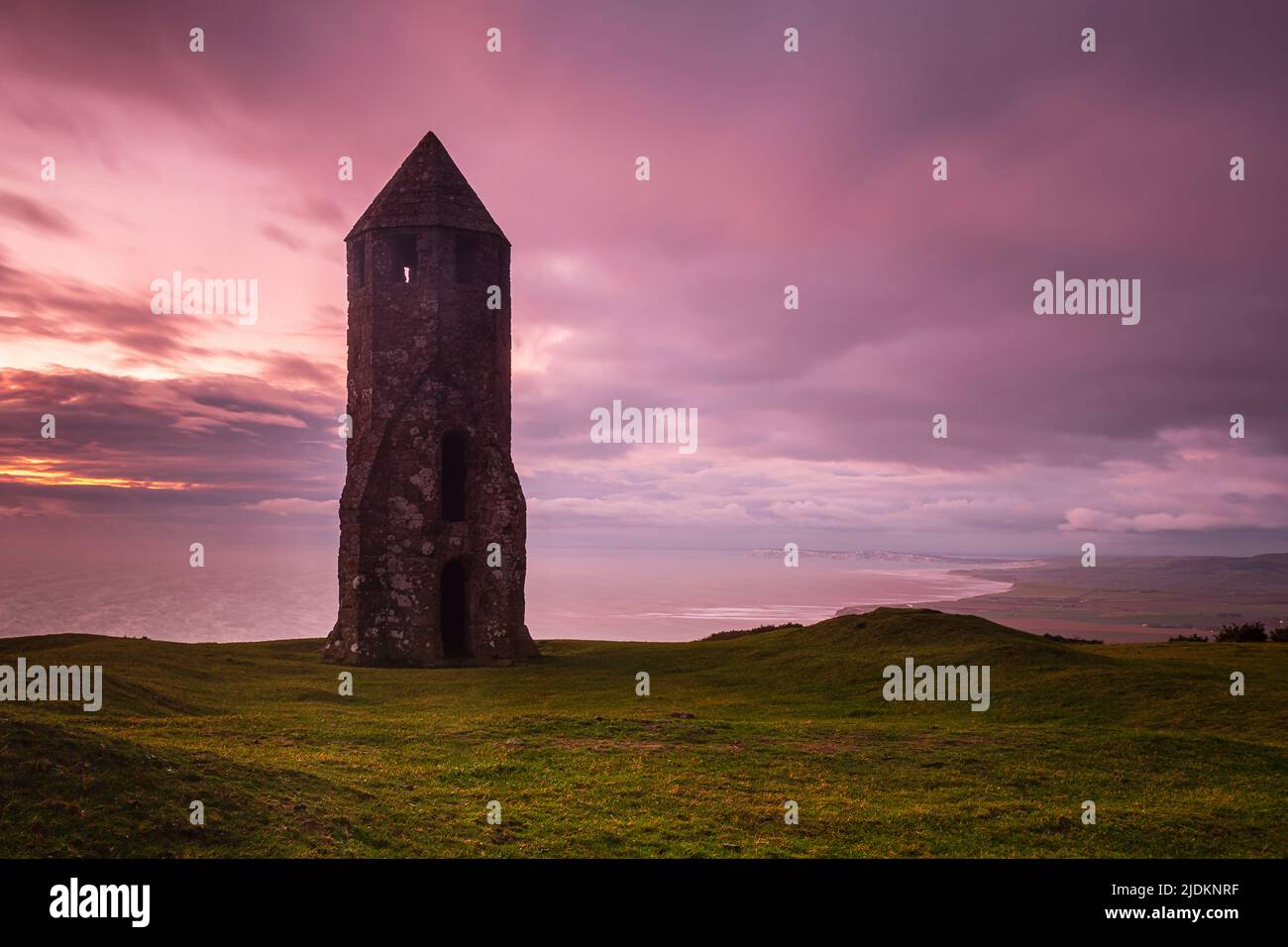 Il Pepperpot al Tramonto - faro di St. Catherine, Chale, Isola di Wight, Regno Unito Foto Stock