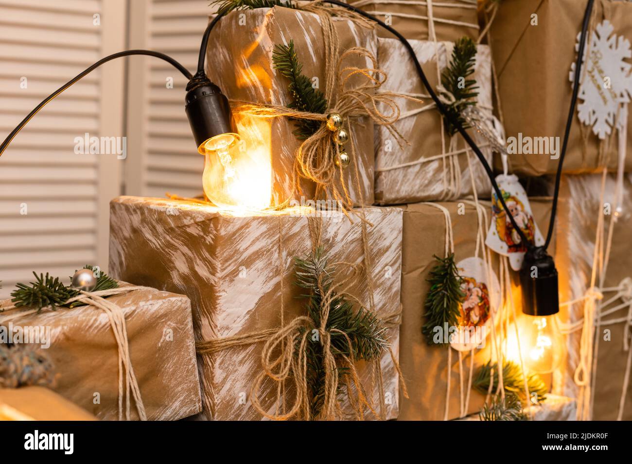 Presenta in vecchia slitta. Regali di Natale in carta kraft. Foto Stock