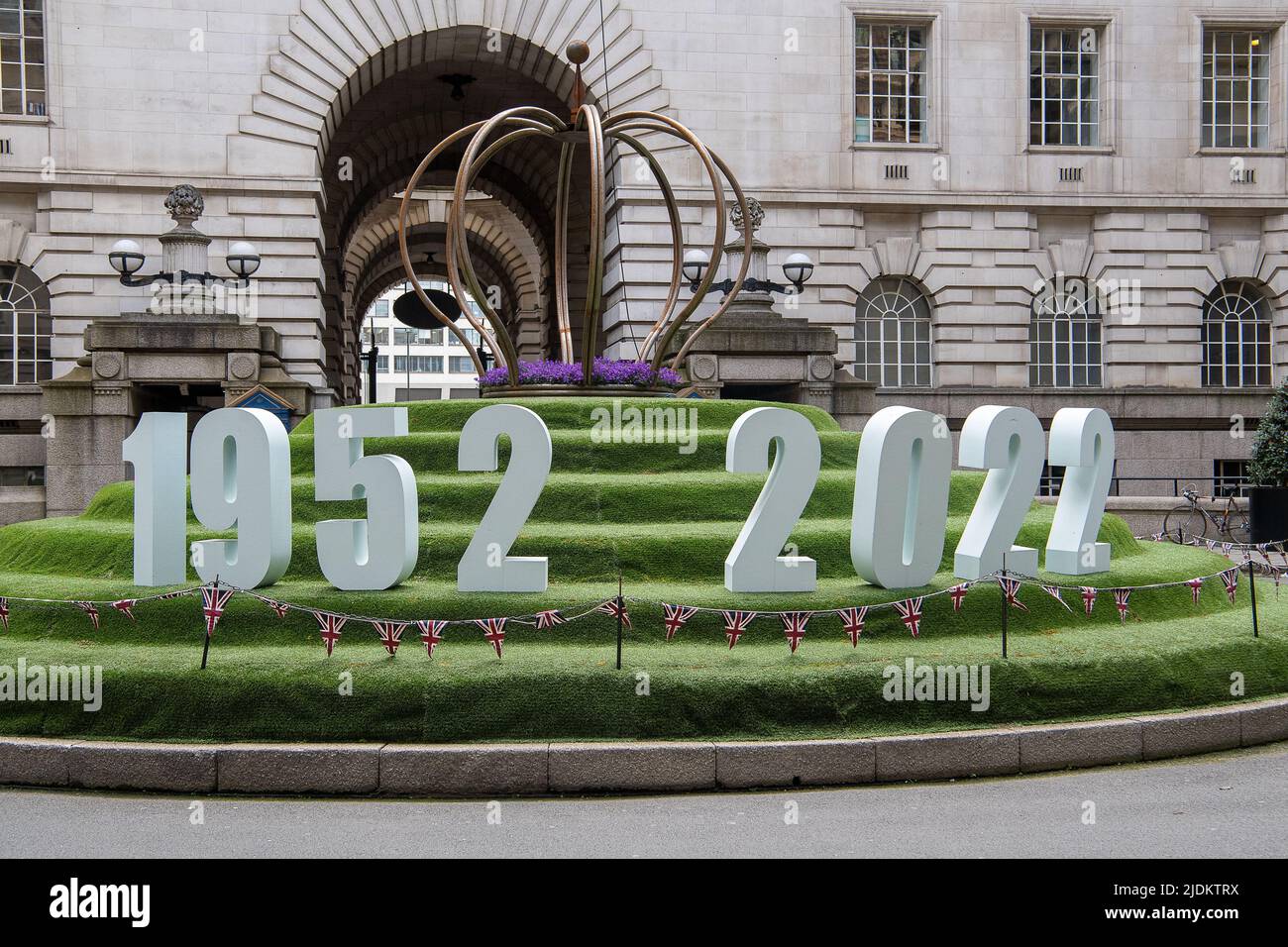 Westminster, Londra, Regno Unito. 8th giugno 2022. Un'esposizione Platinum Jubilee fuori dalla County Hall. Credit: Maureen McLean/Alamy Foto Stock