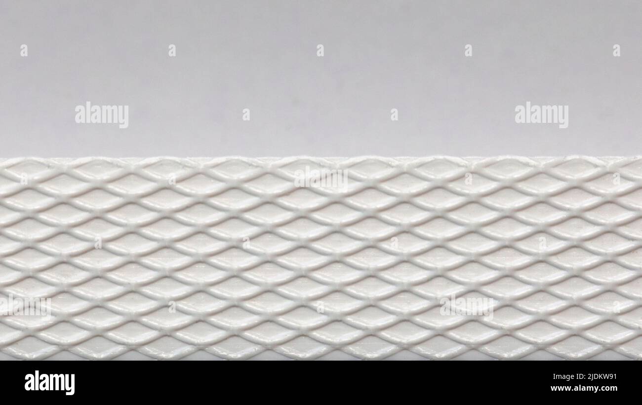Cartoncino bianco o carta con striscia di plastica modellata. Sfondo vuoto con texture orizzontale ruvida Foto Stock