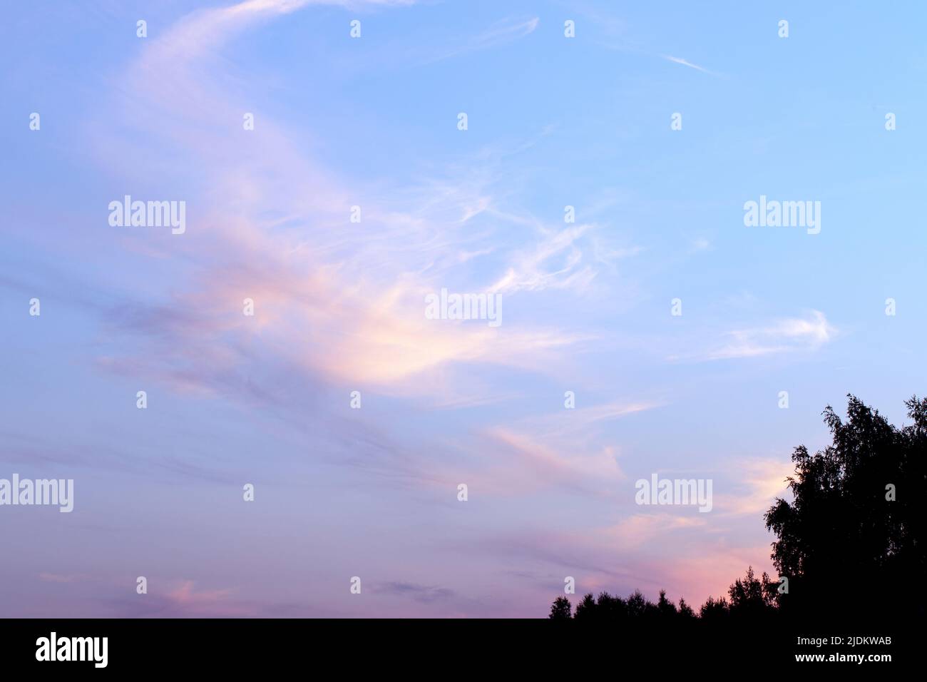 Romantico tramonto giallo cielo e blu con nuvole bianche. Tramonto chiaro colori nuvole in rosso, blu, rosa e viola. Foto Stock