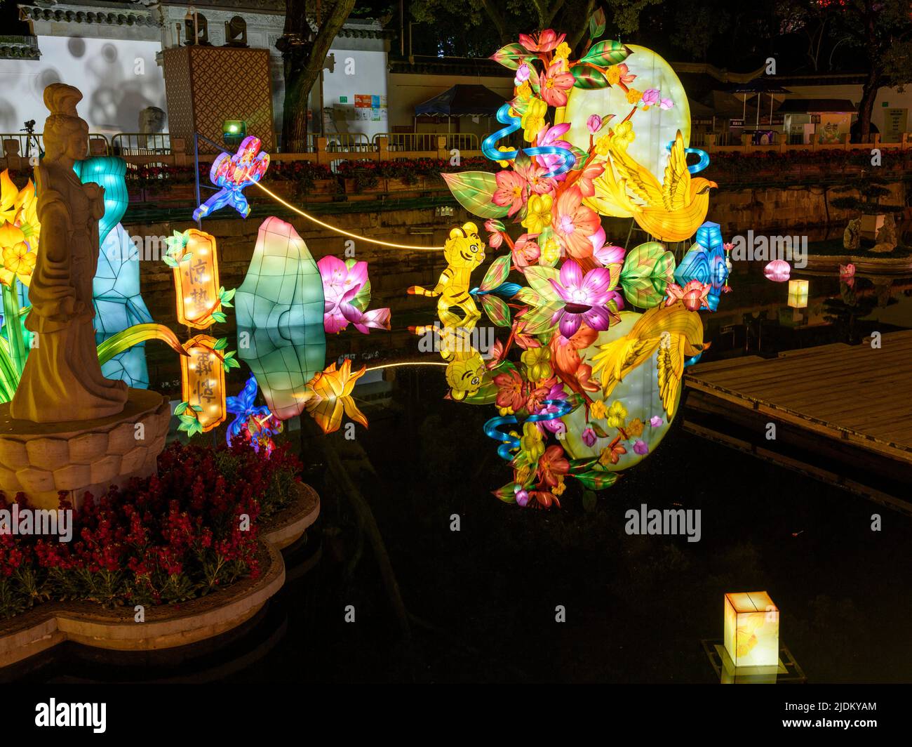I turisti possono ammirare le lanterne all'interno di Yu Yuan, Yu Garden, durante il Festival delle Lanterne nell'anno della Tigre. Foto Stock