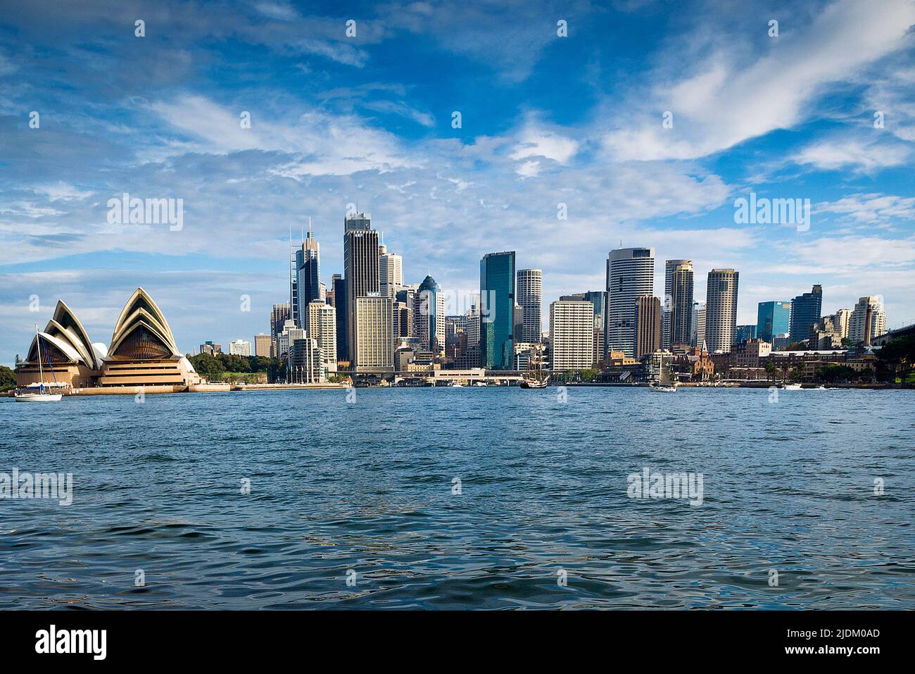 La Sydney Opera House e l'iconica vista dello skyline della città a Sydney, NSW, Australia Foto Stock