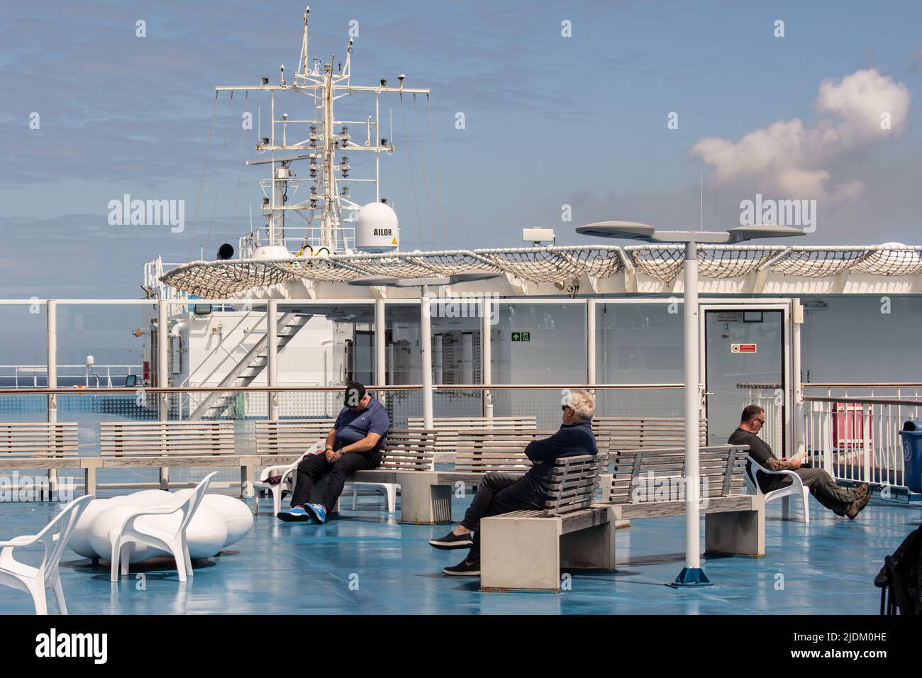 I passeggeri che si rilassano sulla terrazza solarium della Bretagna Ferries Barca Galizia nella baia di Biscay durante un viaggio da Santander a Portsmouth. Foto Stock