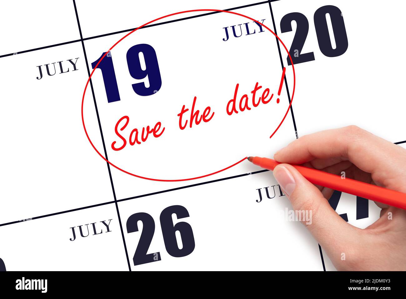 19th giorno di luglio. Disegno a mano linea rossa e scrittura del testo Salva la data del calendario 19 luglio. Mese estivo, giorno dell'anno concetto. Foto Stock