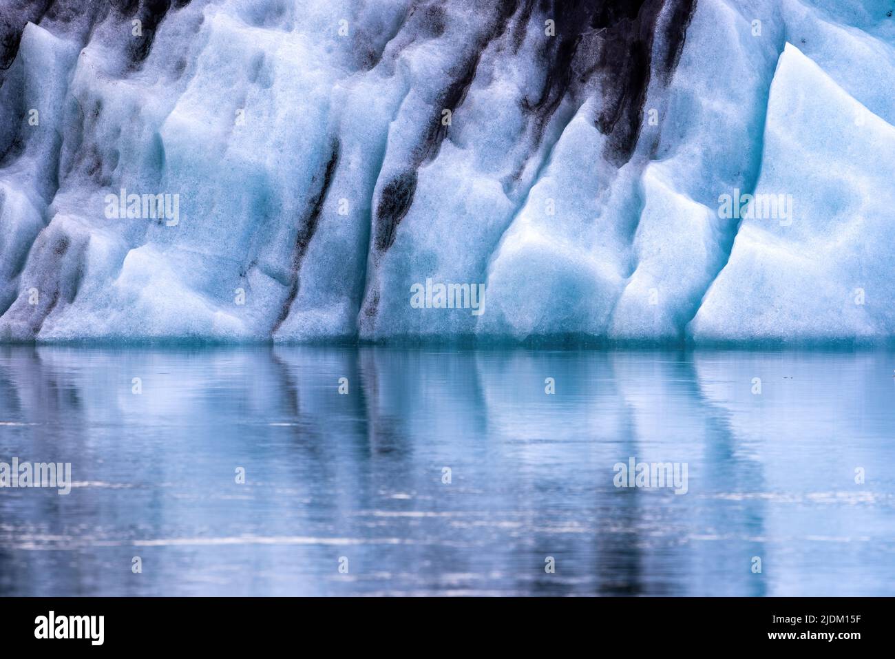 Particolare della superficie frontale del ghiacciaio Fjalljokull riflesso nella laguna glaciale di Fjallsarlon. Parte o il parco nazionale di Vatnajokull nel sud Foto Stock