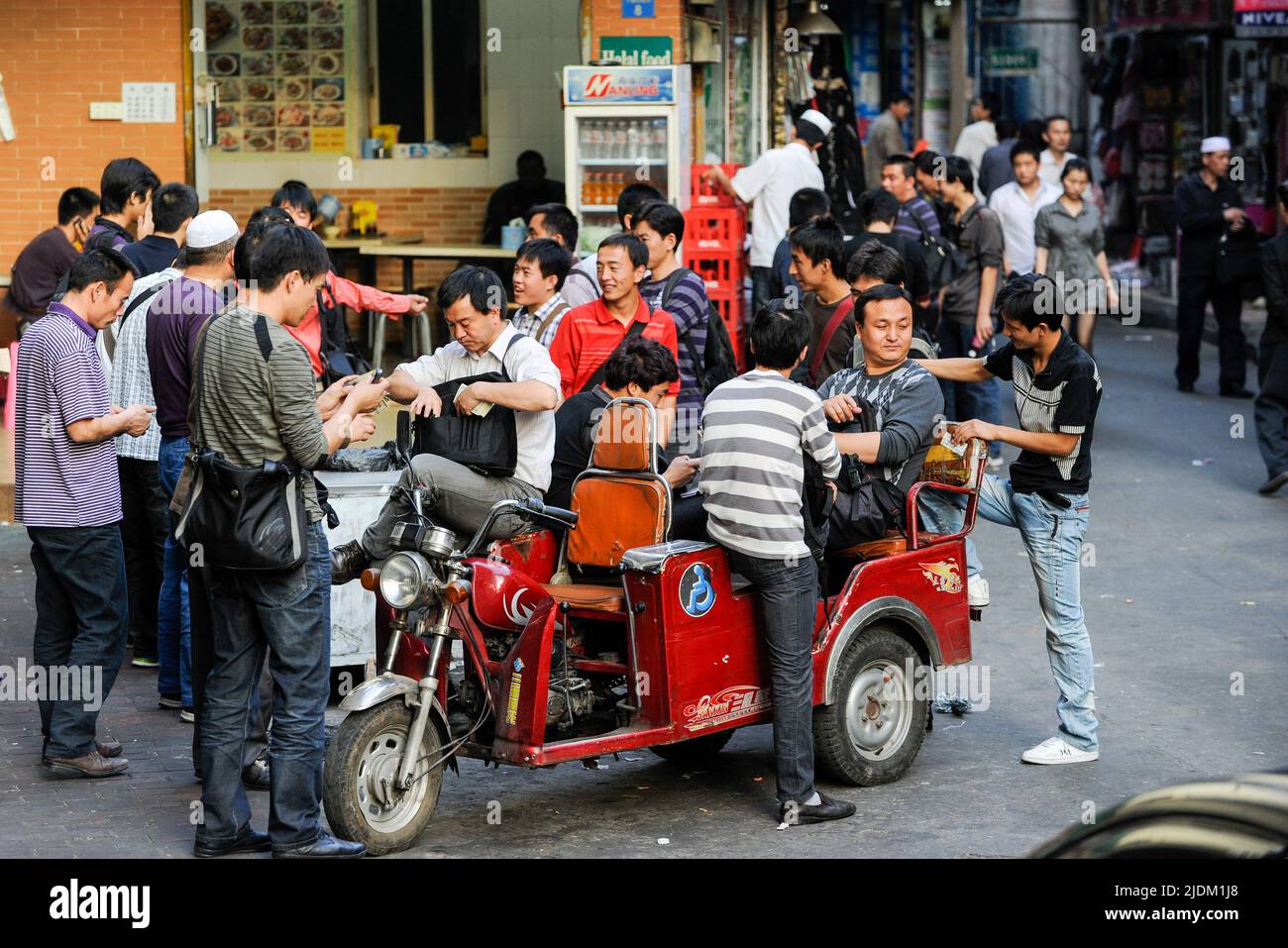 CINA, Guangzhou, lo scambio di denaro illegale di Yuan cinese e dollari USA per strada / CINA , Provinz Guangdong, Metropole Guangzhou, Kanton, Schwarzmarkt für Geldwechsel, Umtausch von Devisen wie Dollar in Yuan Foto Stock